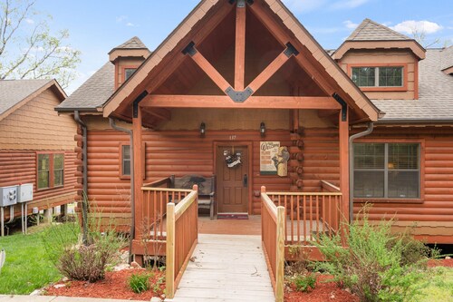 Charming Cabin in the Heart of Branson, next to Tanger Outlets