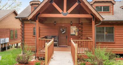 Charming Cabin in the Heart of Branson, next to Tanger Outlets