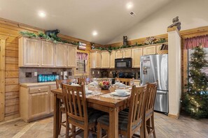 Dining - 2BR Cabin Near Branson Strip & Tanger Outlets, Sleeps 6 (Branson)