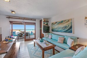 TV - Trilo Piazzetta 200m From The Beach, Porto San Paolo, Italy (Porto San Paolo)