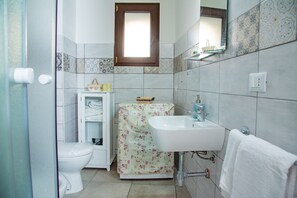Ensemble douche/baignoire, bidet, serviettes fournies