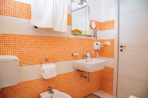 Kombinert dusj/badekar, bidé og håndklær