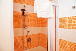 Kombination af bruser/badekar, bidet, håndklæder