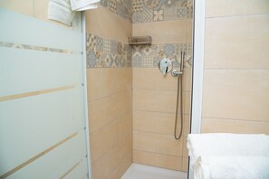 Kombination af bruser/badekar, bidet, håndklæder