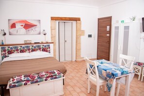 Free WiFi, bed sheets - Xenia Home 200m From Sea, Ortigia, Italy (Ortigia)