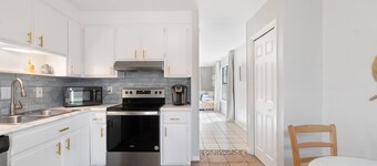 Dog-friendly coastal home with enclosed yard, firepit, grill, covered patio, AC