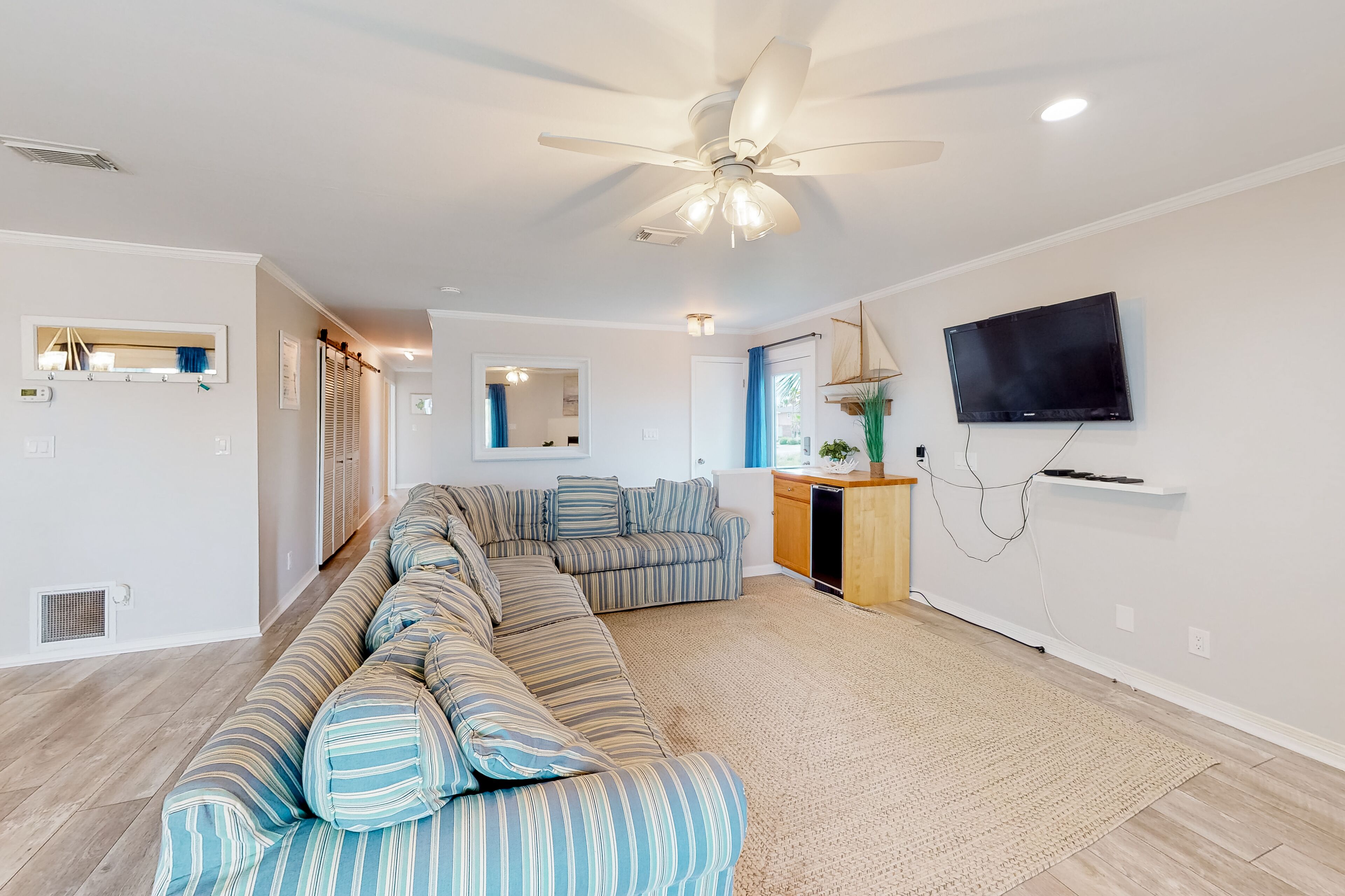 Waterfront townhome with tennis courts, boat dock, & washer/dryer