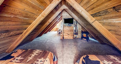 Wooded cabin with private hot tub, deck, firepit & fireplace - walk to the lake