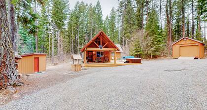 Wooded cabin with private hot tub, deck, firepit & fireplace - walk to the lake