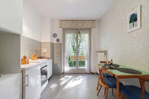 Fridge, oven, stovetop, coffee/tea maker - Apartment 'Villa Sabine - Karin' with Mountain View, Shared Garden and Wi-Fi (Merano)