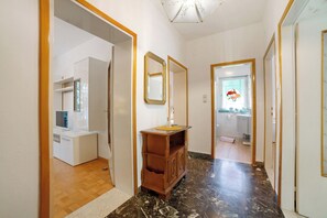 Interior - Apartment 'Villa Sabine - Edith' with Mountain View, Shared Garden and Wi-Fi (Merano)