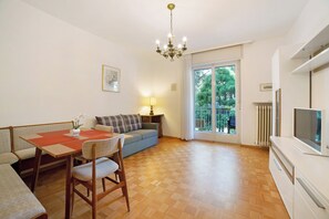 TV - Apartment 'Villa Sabine - Edith' with Mountain View, Shared Garden and Wi-Fi (Merano)