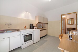 冷蔵庫、オーブン、コンロ、コーヒー / ティーメーカー