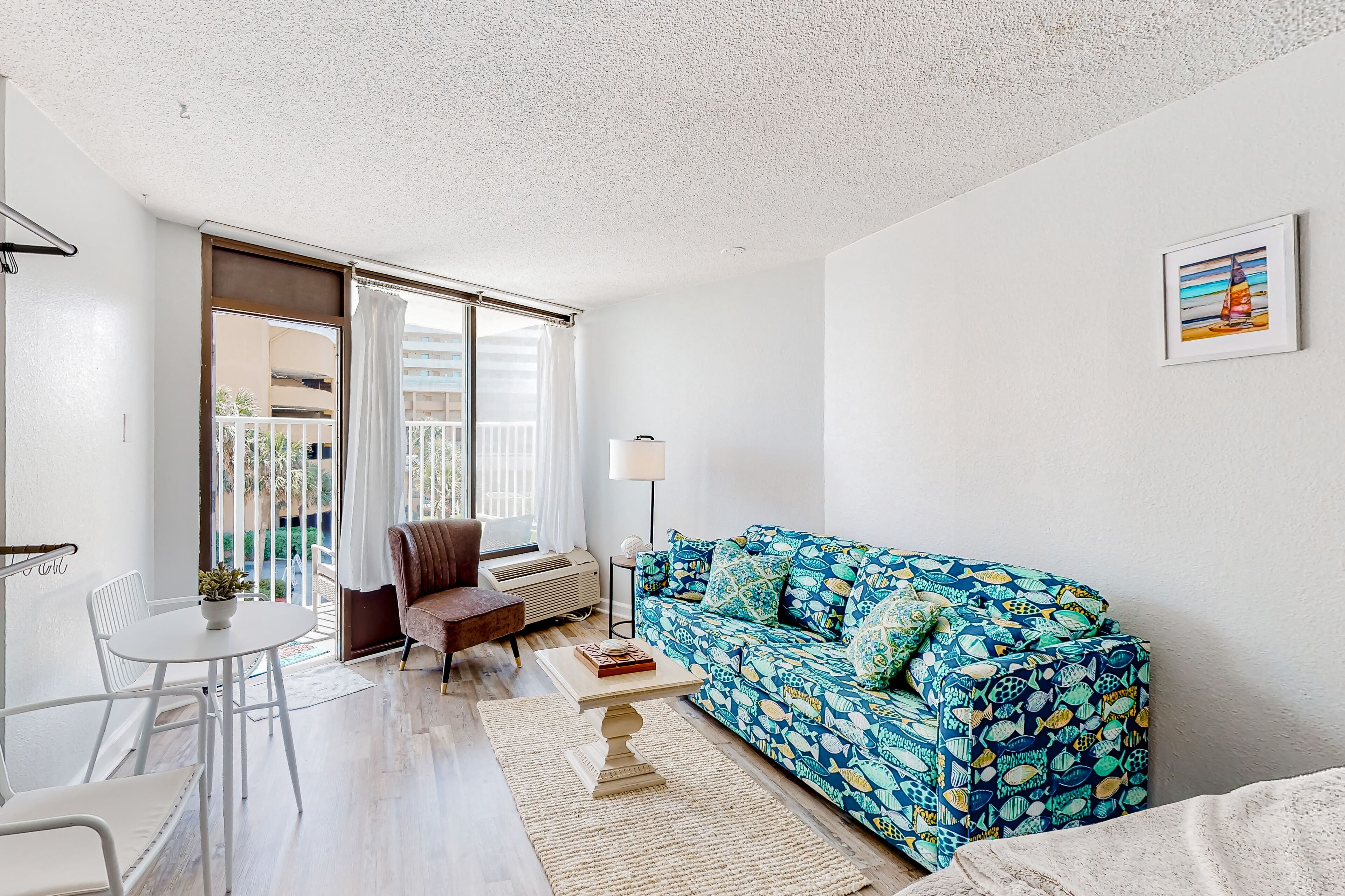 2nd-floor studio with balcony, beach access, hot tubs, pools, W/D, game room