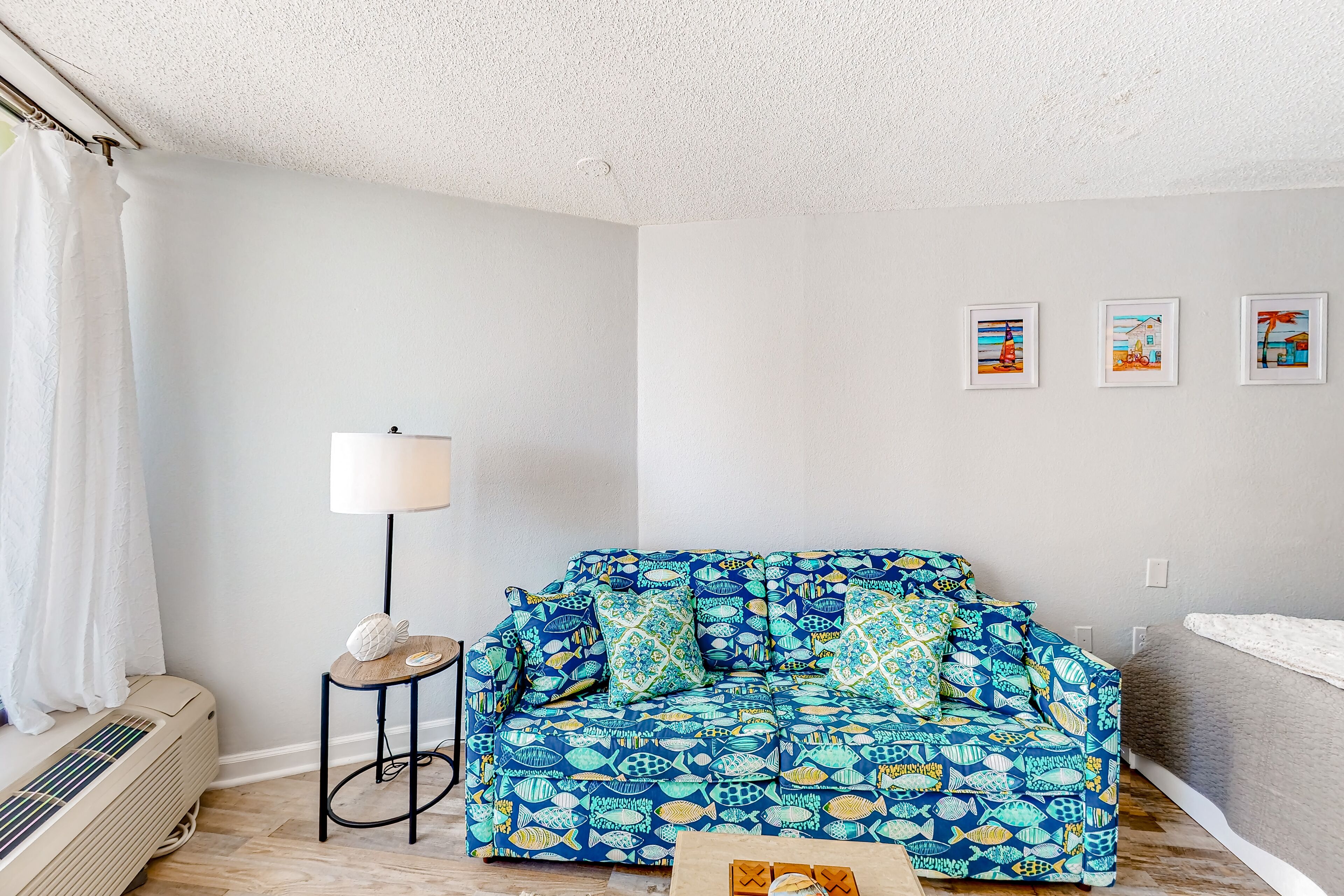 2nd-floor studio with balcony, beach access, hot tubs, pools, W/D, game room