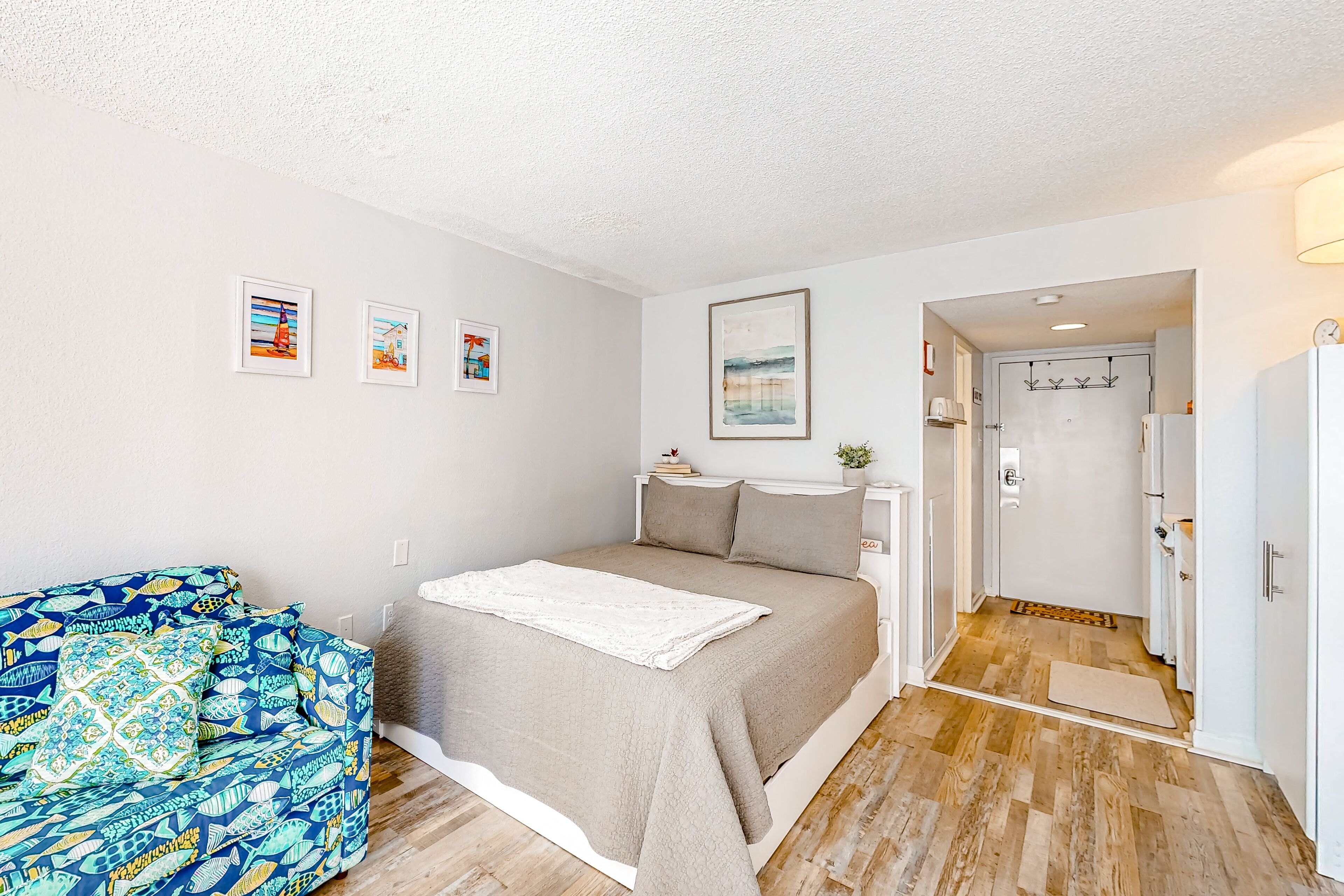 2nd-floor studio with balcony, beach access, hot tubs, pools, W/D, game room