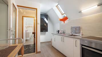 Réfrigérateur, four, plaque de cuisson, cafetiÚre/bouilloire