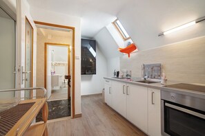 Frigorífico, horno, placa de cocina y cafetera o tetera