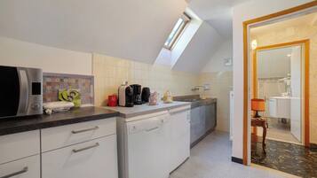 Réfrigérateur, micro-ondes, plaque de cuisson, lave-vaisselle