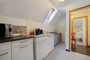 Jääkaappi, mikroaaltouuni, liesi, astianpesukone