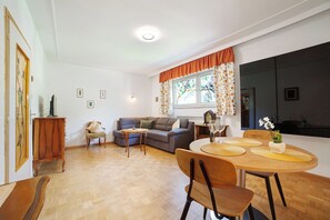 TV - Holiday Apartment 'Villa Sabine - Renate' with Mountain View, Shared Garden & Wi-Fi (Merano)