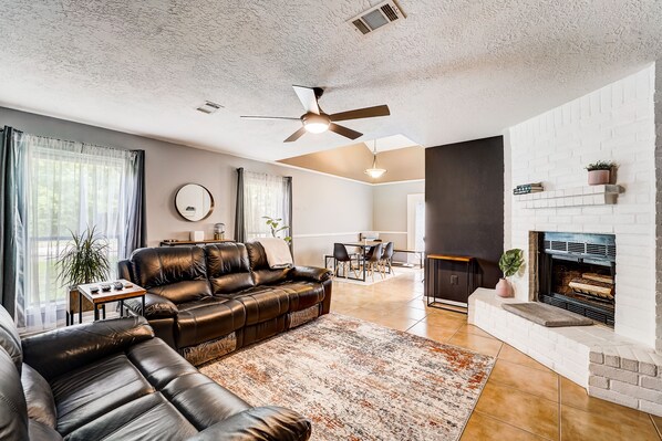 TV, fireplace
