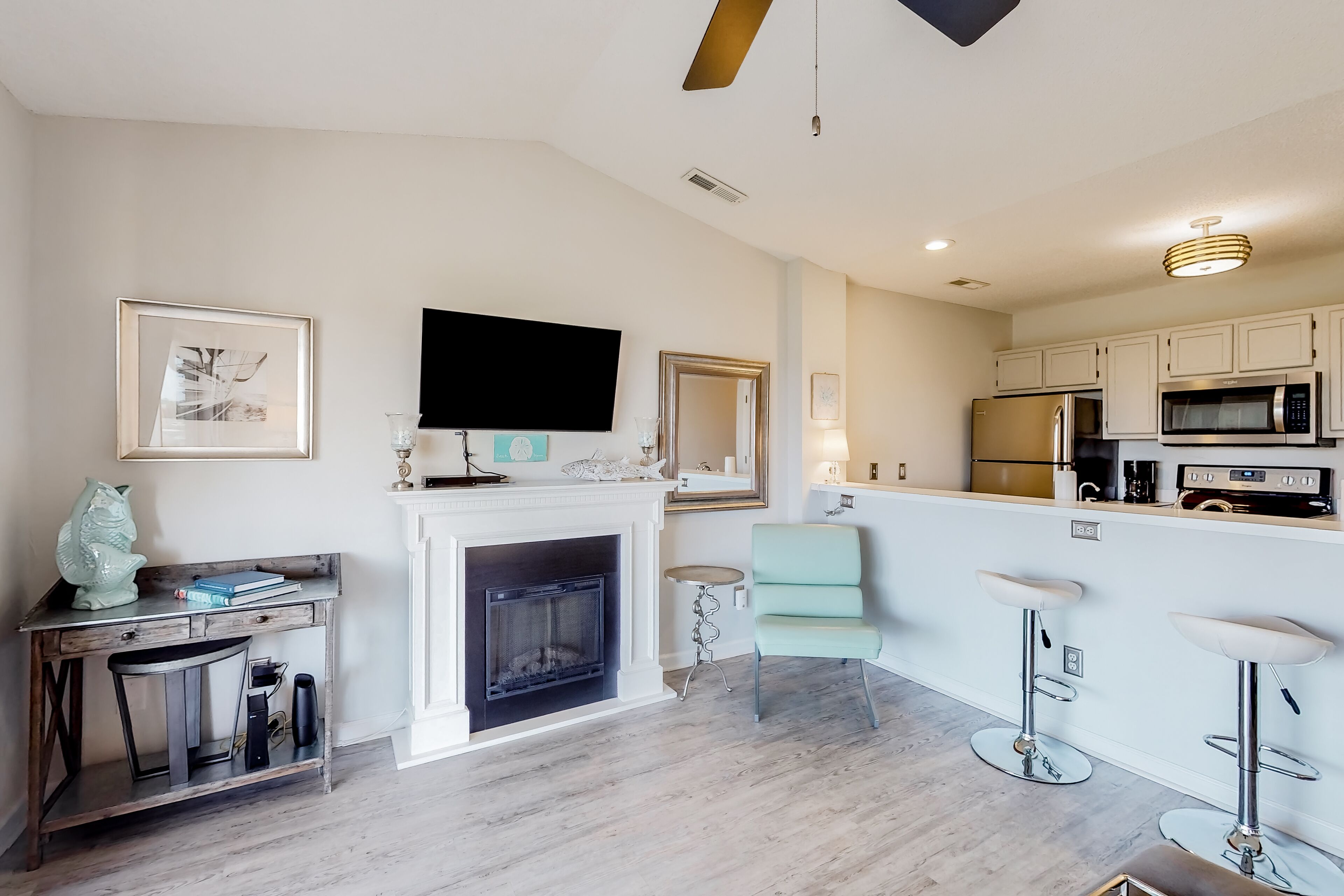 Bright condo on the water with pool, hot tub, and grill access - balcony & W/D