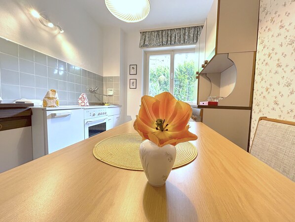 Réfrigérateur, four, plaque de cuisson, cafetière/bouilloire