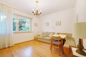 TV - Apartment 'Villa Sabine - Berta' with Mountain View, Shared Garden and Wi-Fi (Merano)