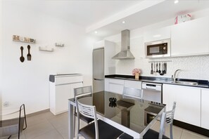 Frigorífico, microondas, horno y placa de cocina