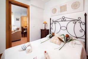 2 chambres, fer et planche à repasser, Wi-Fi gratuit, draps fournis