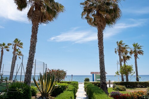 Apartment 'Las Terrazas Primera Línea de Playa' with Sea View, Wi-Fi and Air Conditioning