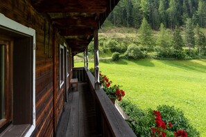 A wooden cabin with a balcony overlooking a green landscape. - Chalet 'Kasern' with Mountain View, Private Terrace and Wi-Fi (Gais)
