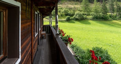 Chalet 'Kasern' mit Bergblick, privater Terrasse und WLAN