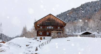 Chalet 'Kasern' mit Bergblick, privater Terrasse und WLAN
