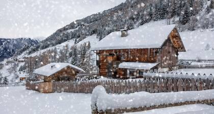 Chalet 'Kasern' mit Bergblick, privater Terrasse und WLAN