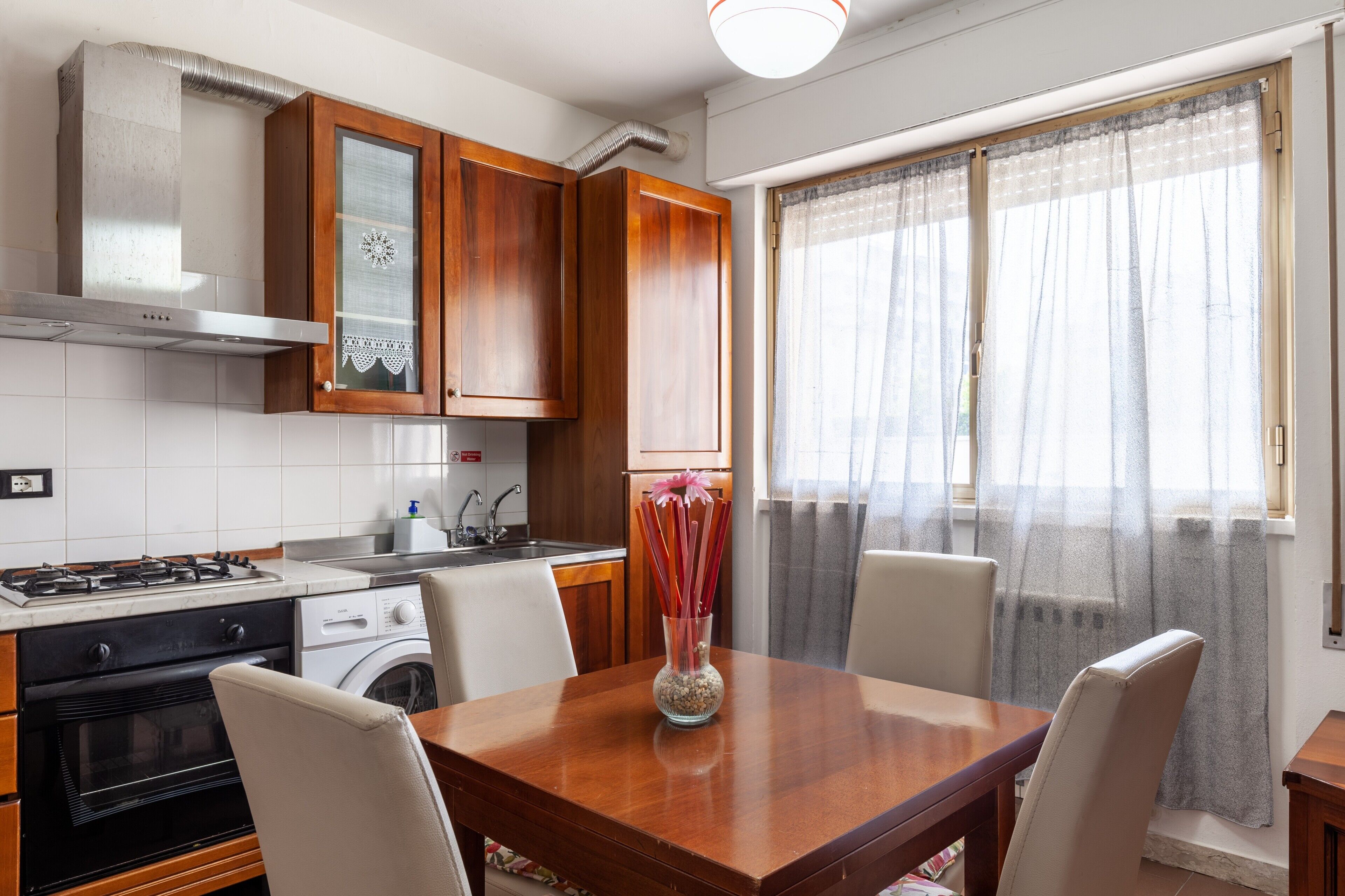 Frigorifero, forno, piano cottura, pentole/stoviglie/utensili