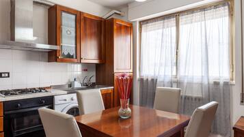 Frigorifero, forno, piano cottura, pentole/stoviglie/utensili