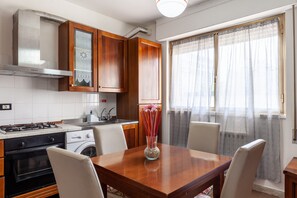 Fridge, oven, stovetop, cookware/dishes/utensils