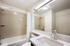 Badkar/dusch, hårtork och handdukar