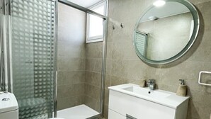 Badekar, hårføner og håndklær