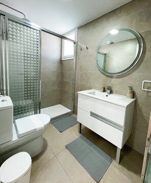 Bathtub, hair dryer, towels - Apartment "Dunas de Marivillas" with Sea View, Shared Pool & Wi-Fi (Torrox)