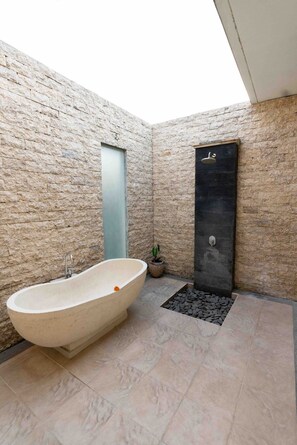 Panoramic Villa, 4 Bedrooms, Non Smoking, Pool View | Deep soaking bathtub - Widi Agung Villa (Ubud)