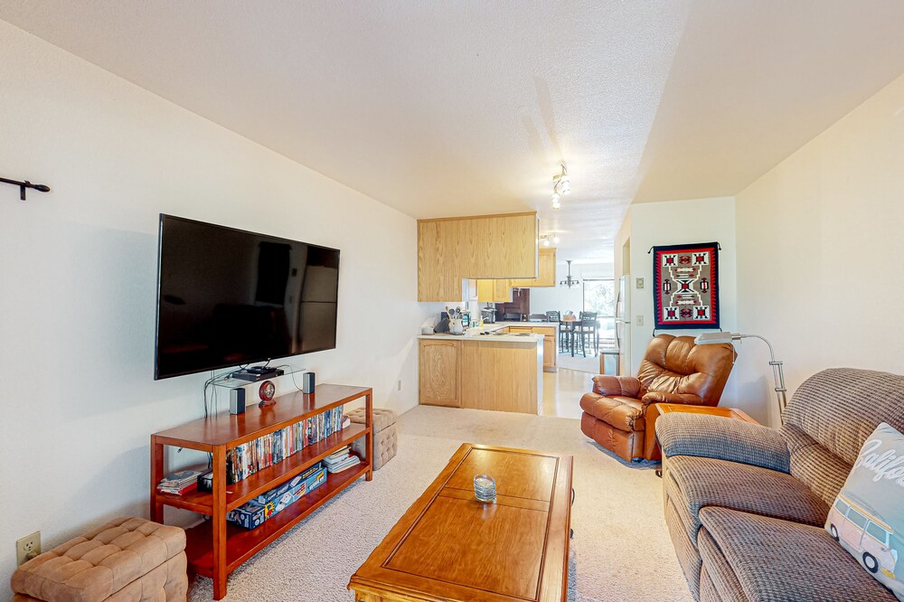 Beautiful home on golf course with fireplace, pool, enclosed patio, W/D, & WiFi