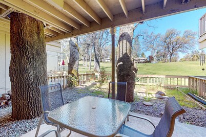 Beautiful home on golf course with fireplace, pool, enclosed patio, W/D, & WiFi