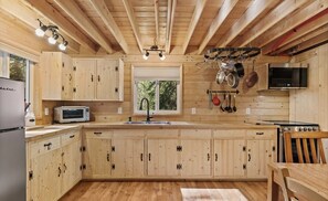 Fridge, microwave, oven, stovetop - *Low Season Pricing!* Cozy Cabin Retreat - Reconnect with Nature in Comfort! (Onoway)