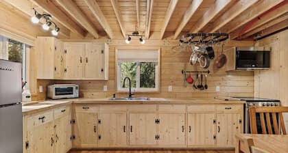 *Low Season Pricing!* Cozy Cabin Retreat - Reconnect with Nature in Comfort!