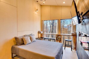 1 bedroom, WiFi, bed sheets - The Fox Tail Pine Treehouse at Treetop Escapes! (Wildwood)