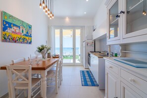 Fridge, microwave, oven, stovetop - Vacation Home "La Fuga Blu Di Marzamemi" with Sea View, 2 Private Terraces & Wi-Fi (Marzamemi)