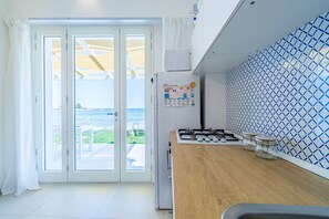 Frigorifero, microonde, forno, piano cottura